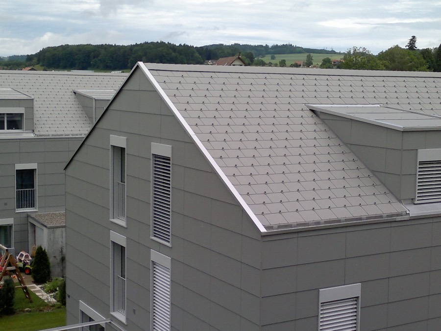 Haus mit Dach und Fassade aus Faserzementschindeln