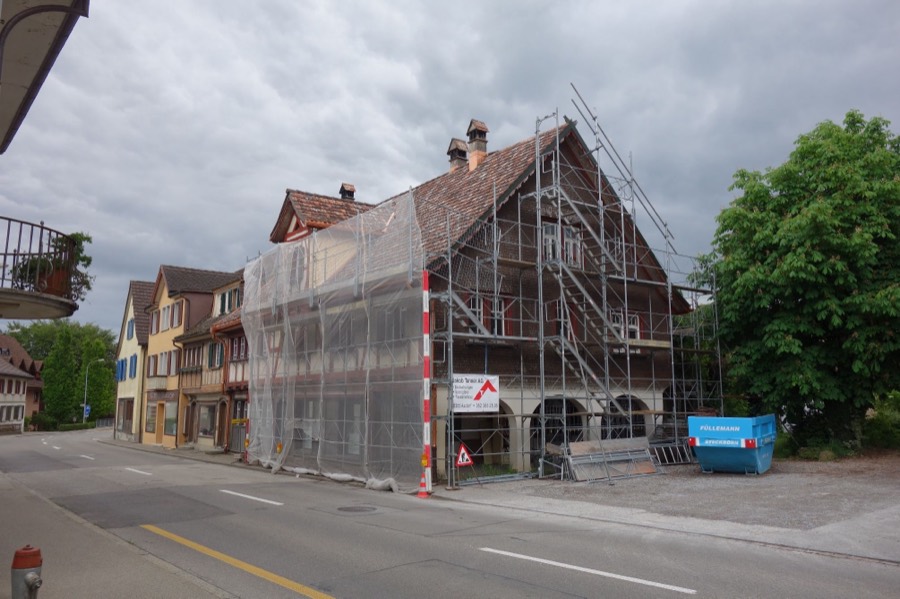Eingerüstete Liegenschaft in Ermatingen während der Dachsanierung