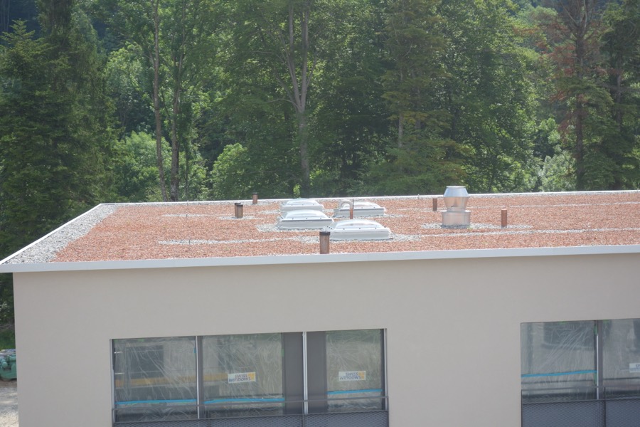 Flachdach mit Granulat, Mehrfamilienhaus