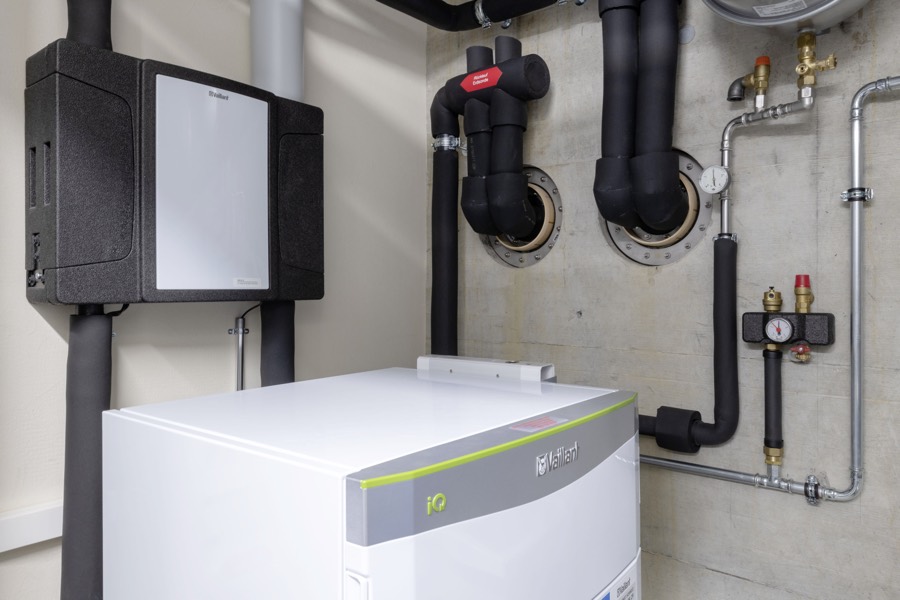 Technikraum mit Wärmepumpe und Speicher