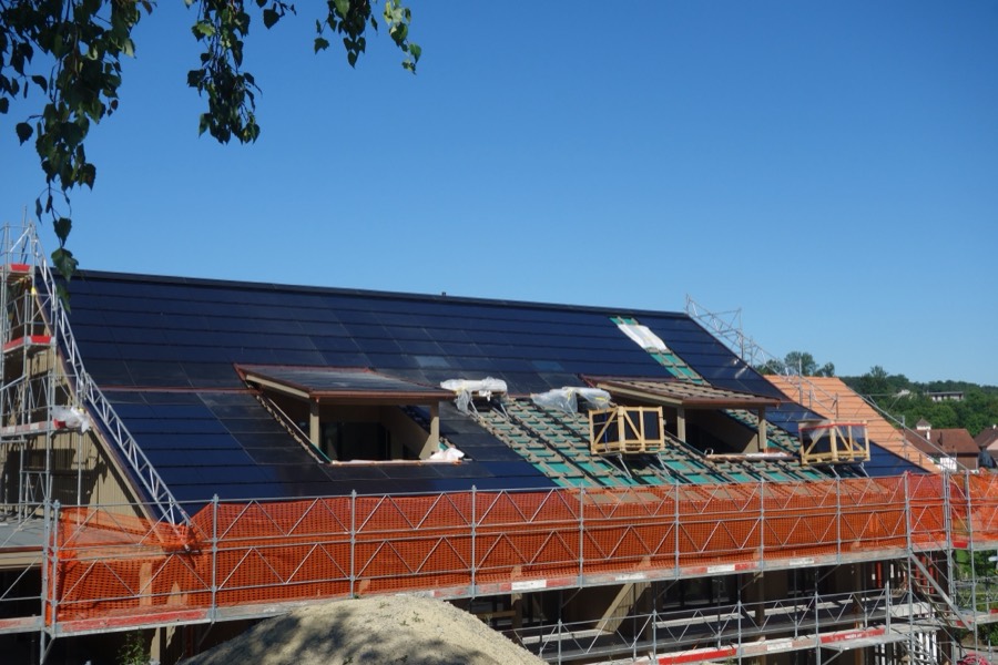 Photovoltaik-Dach mit Lukarnen in der Bauphase