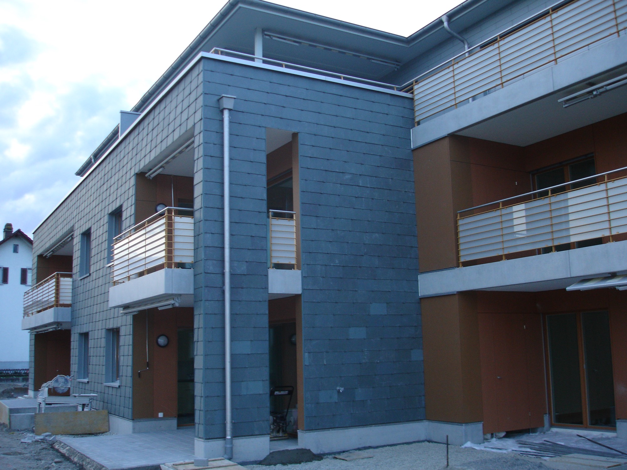 Natursteinschiefer-Fassade einer Liegenschaft in Aadorf