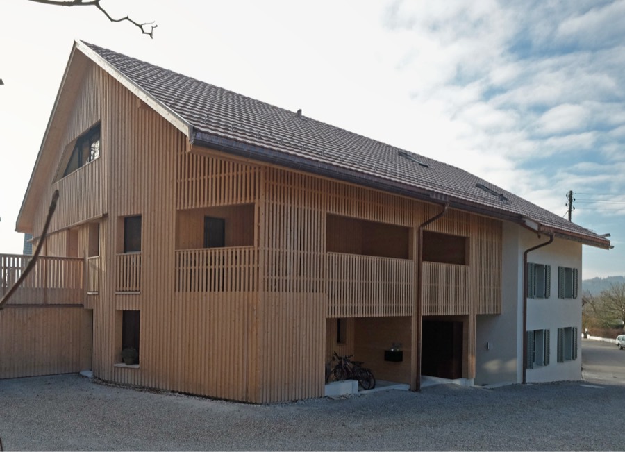 Holzfassade und Photovoltaik-Dach des Bauernhauses in Zell